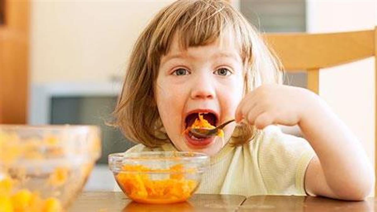 Πώς να μάθετε στο παιδί να τρώει μόνο του
