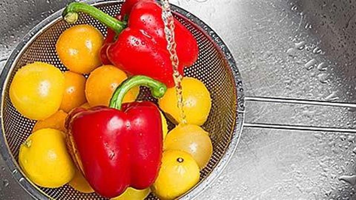 Πώς να πλένετε σωστά τα πιο επικίνδυνα φρούτα και λαχανικά