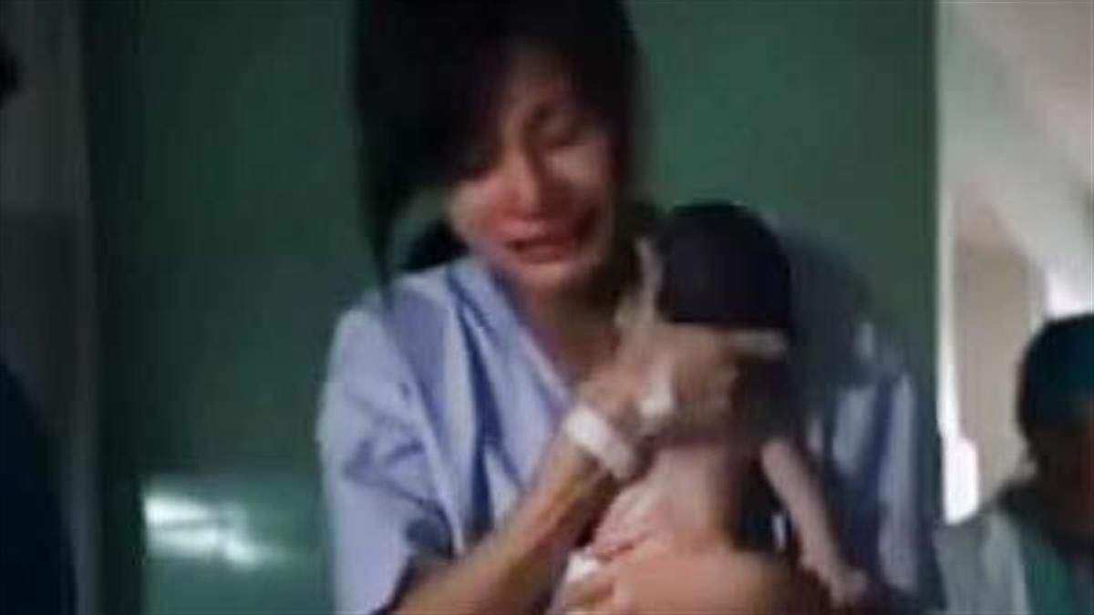 Το θαύμα της ζωής στην αγκαλιά της μάνας: Ένα συγκλονιστικό βίντεο