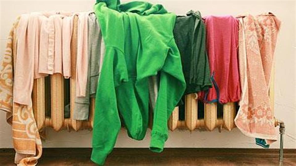 Οι κίνδυνοι του να στεγνώνετε ρούχα μέσα στο σπίτι