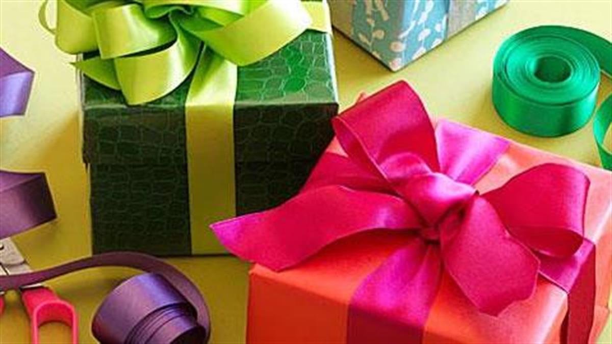 Πώς να τυλίξετε τέλεια ένα δώρο σε 15 δευτερόλεπτα! (video)