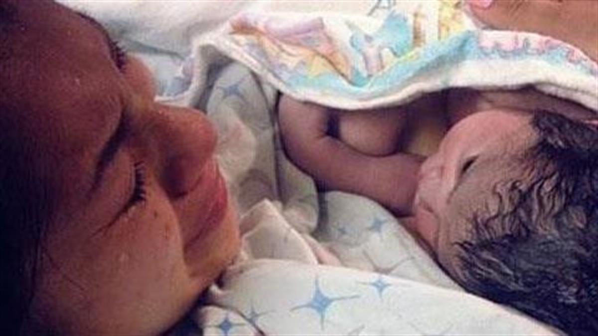 10 συγκλονιστικές φωτογραφίες μαμάδων με τα νεογέννητα μωρά τους