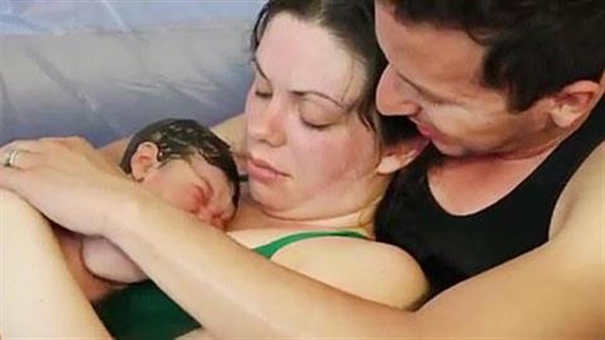 Δείτε πώς αυτός ο άνδρας βοηθά την γυναίκα του να γεννήσει στο σπίτι! (video)