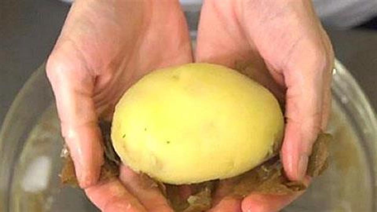 Πώς να ξεφλουδίζετε πατάτες σε χρόνο μηδέν! (video)