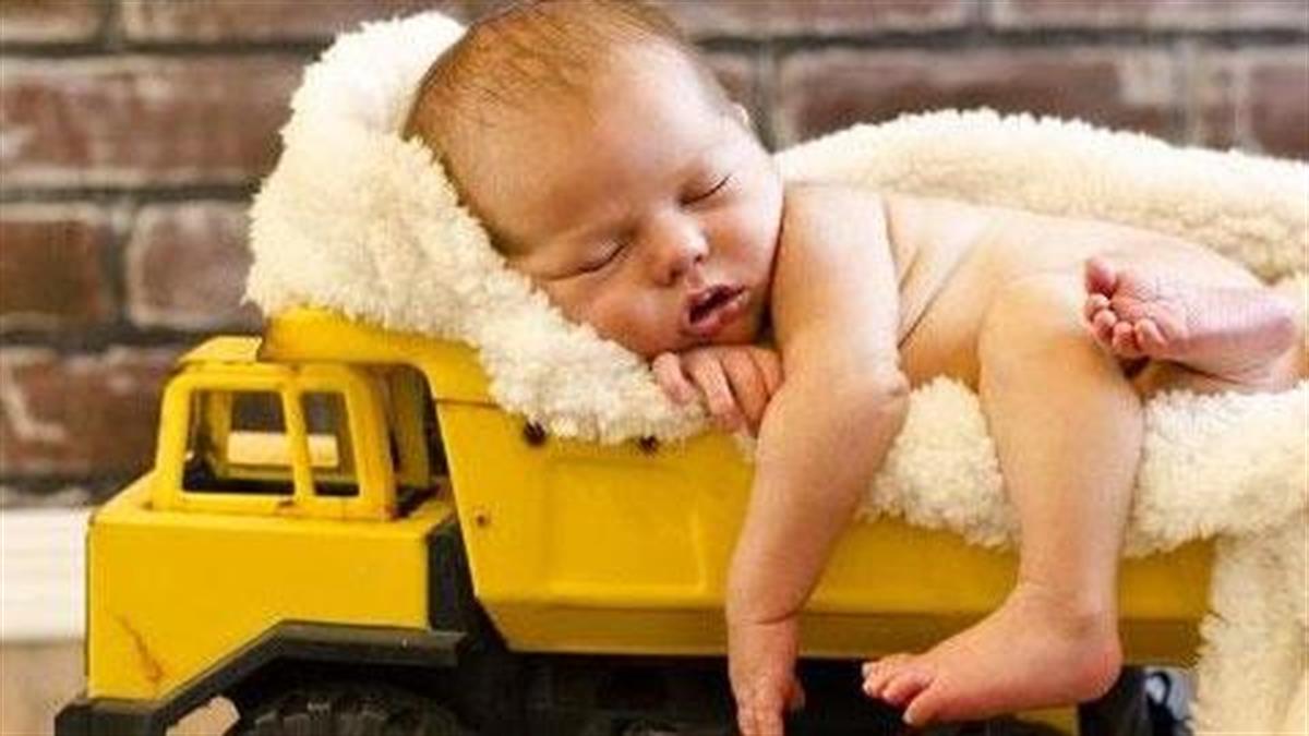 Απίστευτο: Δείτε τι έκανε αυτός ο μπαμπάς για να κοιμίσει το μωρό!