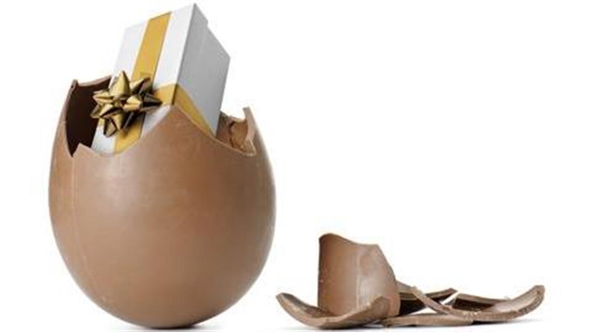 Λαμπάδα, σοκολατένιο αυγό και τσουρέκι: Τι συμβολίζουν τα δώρα του Πάσχα;