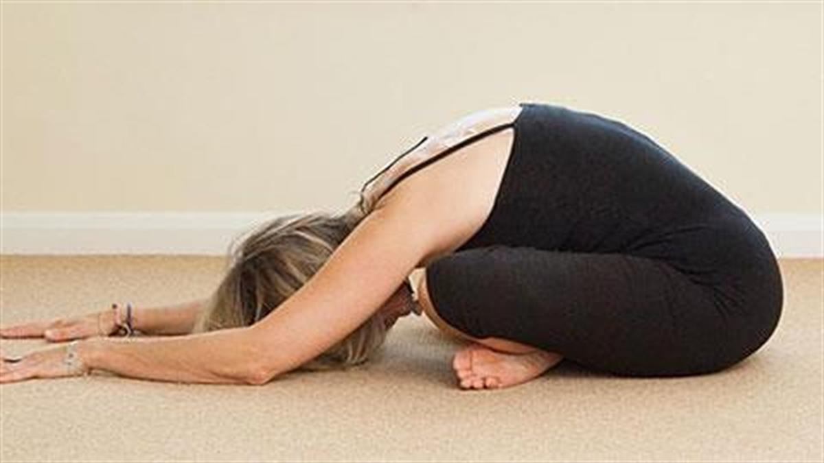 Yoga στο σπίτι: 6 απλές ασκήσεις για να ξεπιαστείτε
