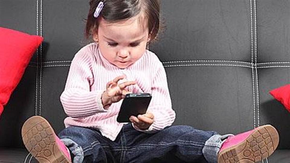 Παιδί και παιχνίδια στο smart phone