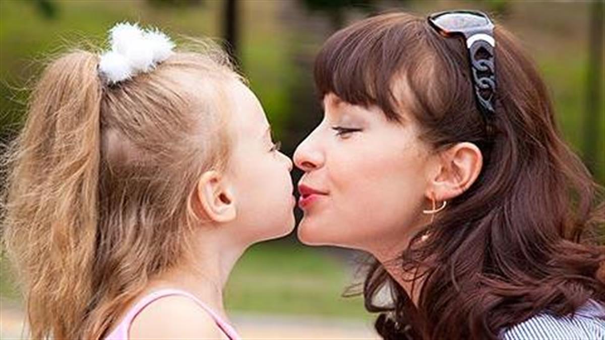 Η κόρη μου μας φιλάει στο στόμα. Πώς να το χειριστούμε;