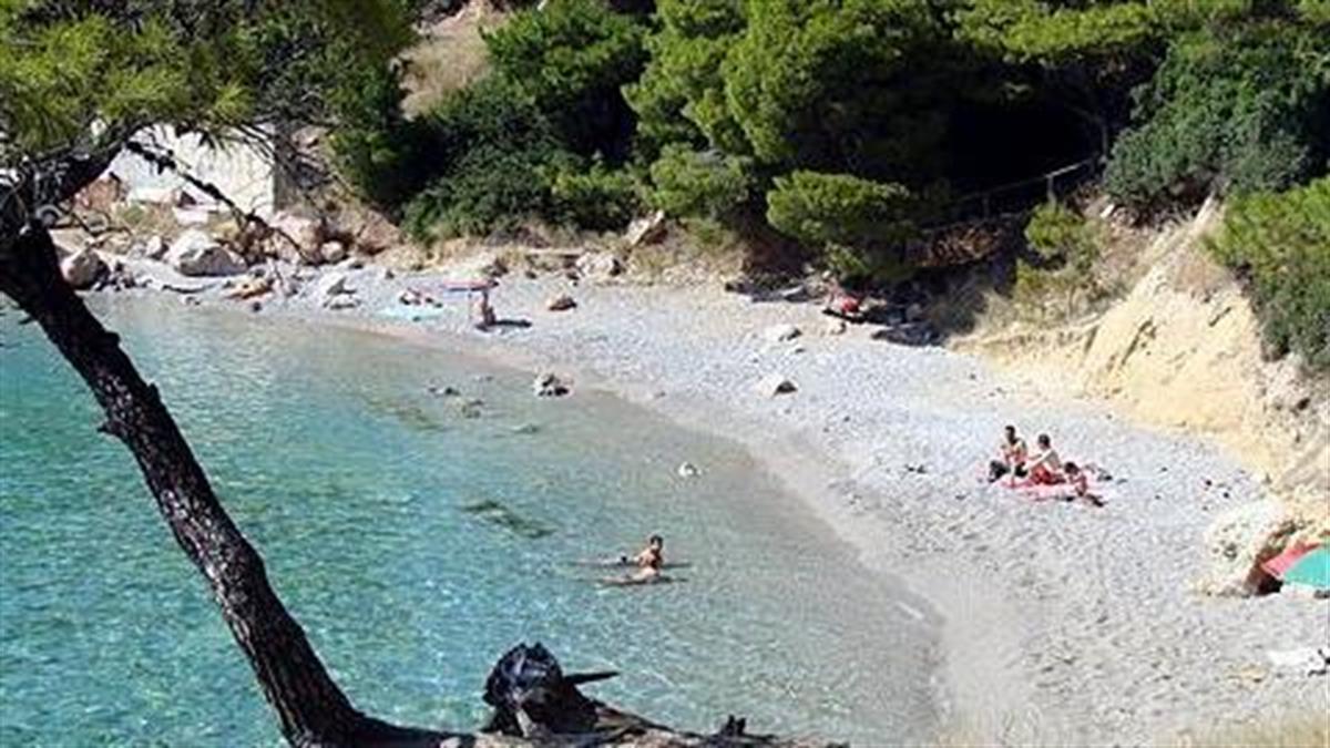 5 πεντακάθαρες οικογενειακές παραλίες της Αττικής με αμμουδιά