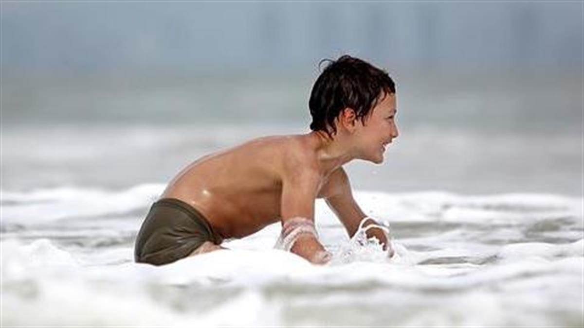 Παιδί στην παραλία: Οι κίνδυνοι και τι να προσέξετε!