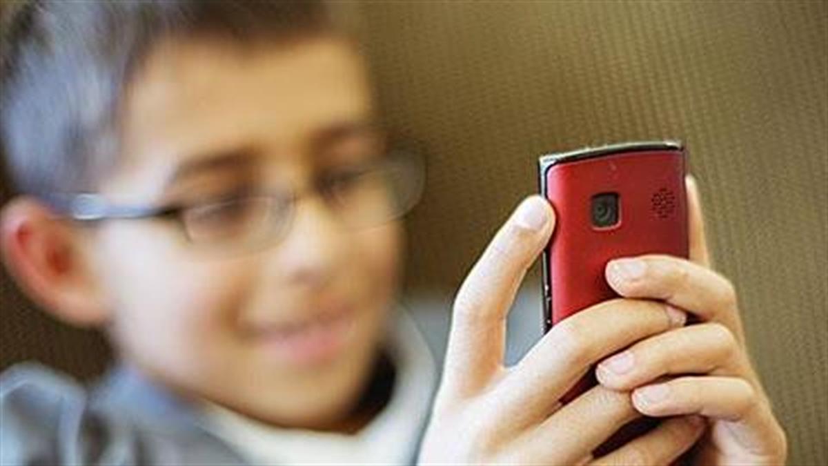 5 πράγματα που πρέπει να σκεφτείτε πριν πάρετε κινητό στο παιδί