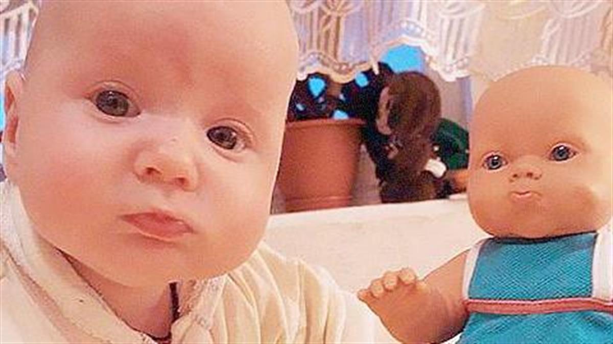10 απίστευτα μωρά που είναι ίδια με τις κούκλες τους!
