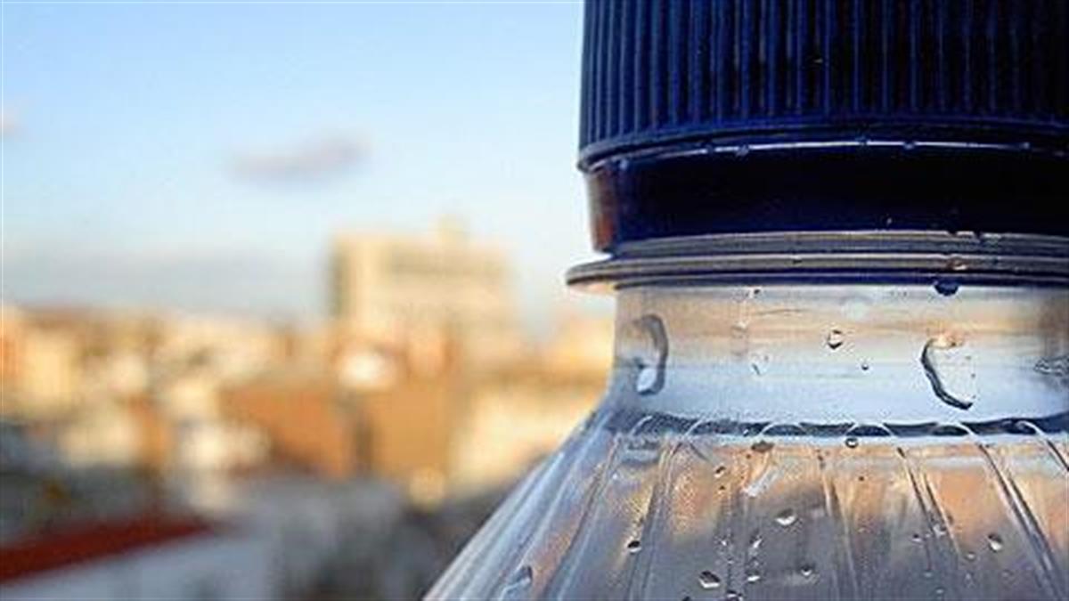 Nερό σε πλαστικά μπουκάλια: 3 μεγάλοι κίνδυνοι