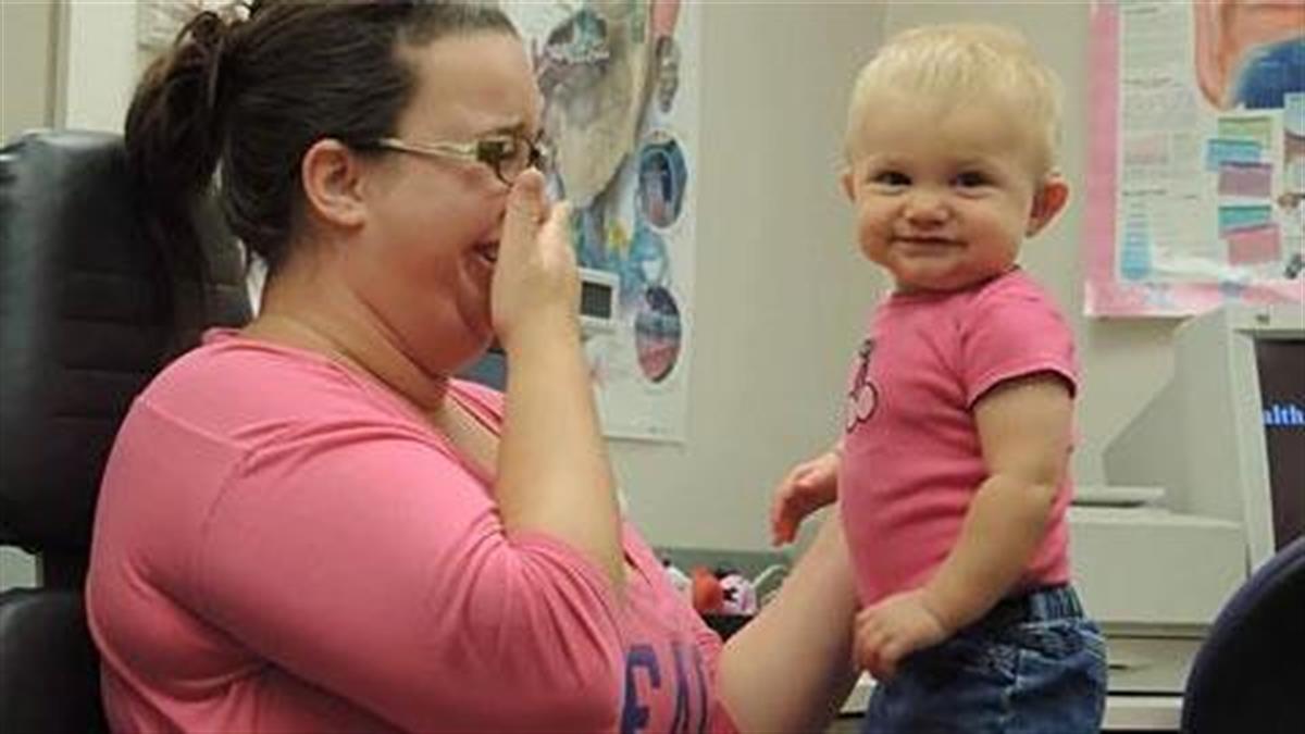 Δείτε τη συγκινητική αντίδραση ενός μωρού που ακούει για πρώτη φορά τη μαμά του!