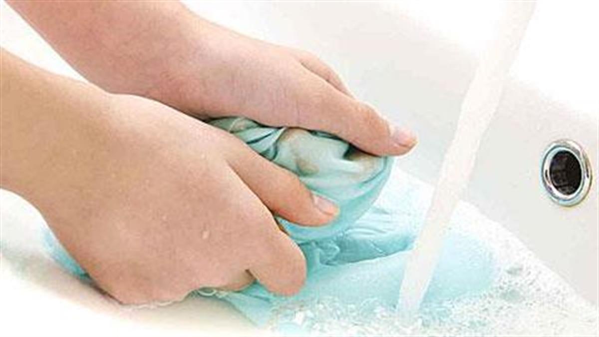 Πλύσιμο στο χέρι: Τα 5 λάθη που καταστρέφουν τα ρούχα!
