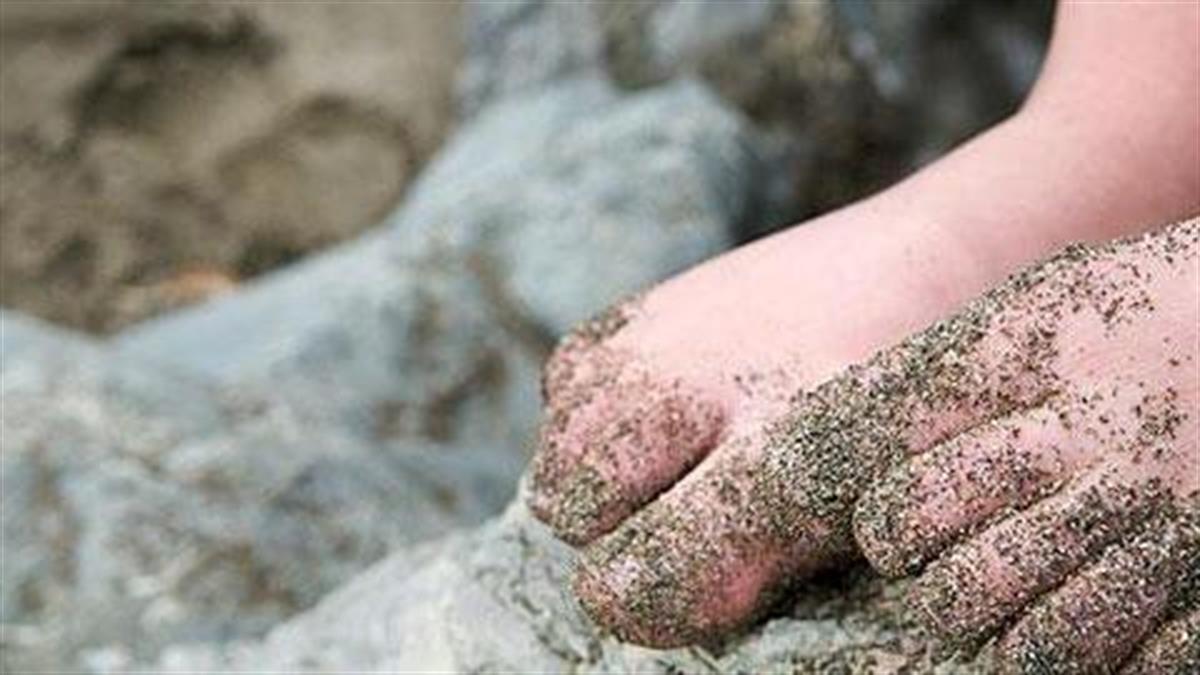 Πώς να αφαιρείτε πανεύκολα την άμμο από τα πόδια (βίντεο)