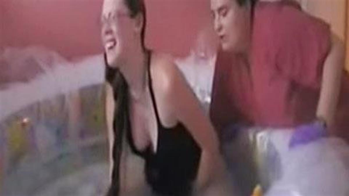 Δείτε στο απίστευτο βίντεο μία μαμά που γεννάει στο νερό τα δίδυμα μωρά της!