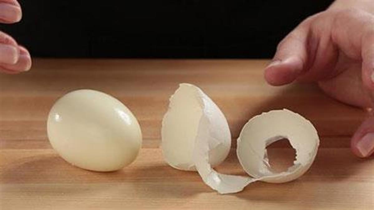 Πώς να ξεφλουδίσετε ένα αυγό σε δευτερόλεπτα
