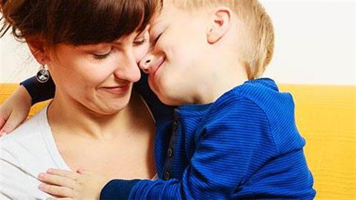 Мама обнимает маленького сына
