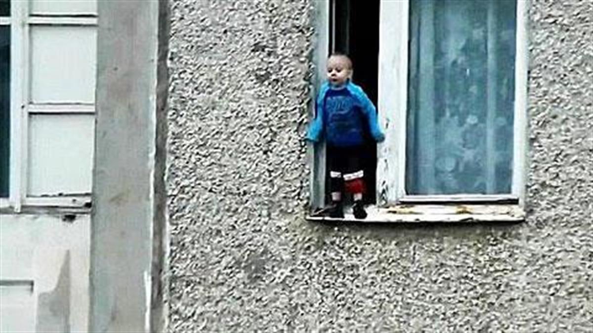 Βίντεο-Σοκ: Μωρό παίζει χωρίς καμία προφύλαξη έξω από παράθυρο 8ου ορόφου!