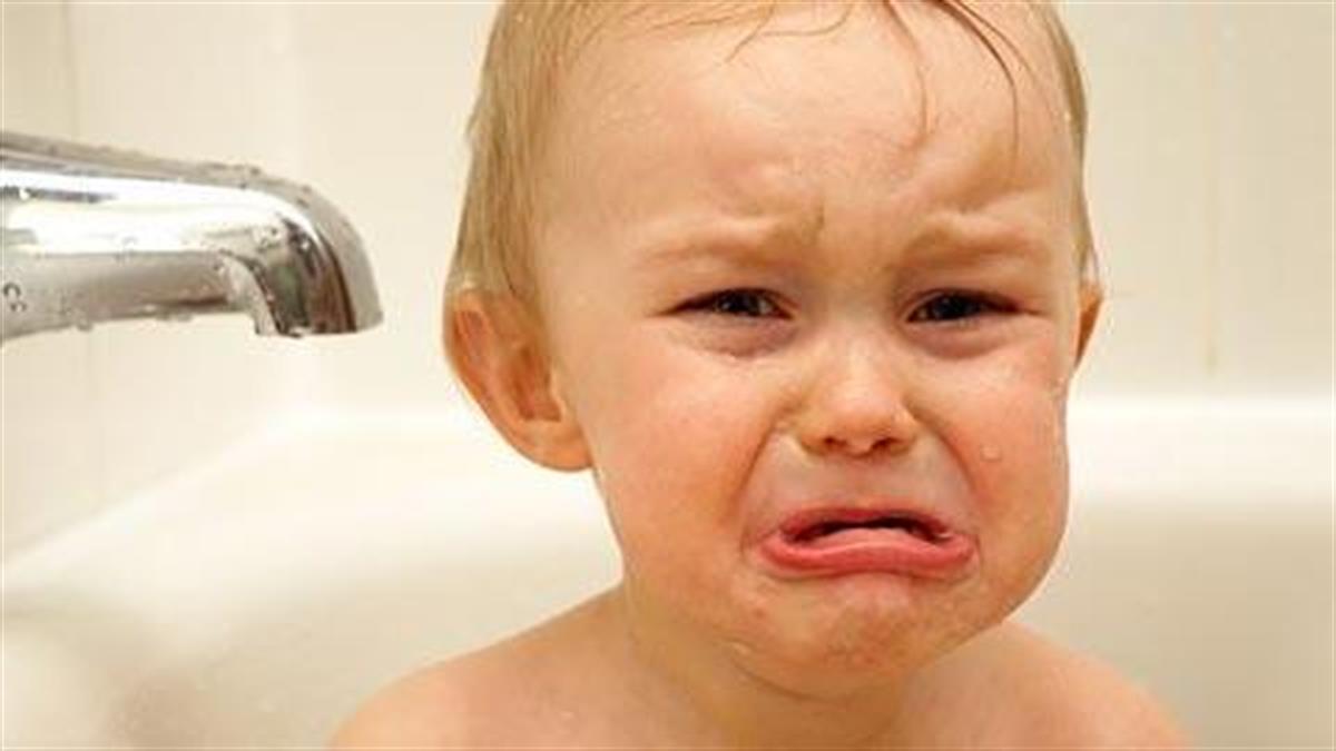 8 δοκιμασμένα κόλπα για να κάνετε το παιδί μπάνιο χωρίς γκρίνια