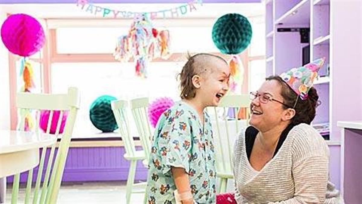 Πάρτι γενεθλίων... στο νοσοκομείο: Μια γυναίκα χαρίζει χαμόγελα στα παιδιά που νοσηλεύονται