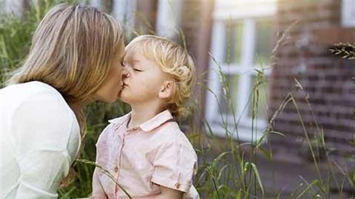 Είναι κακό να φιλάμε τα παιδιά στο στόμα;