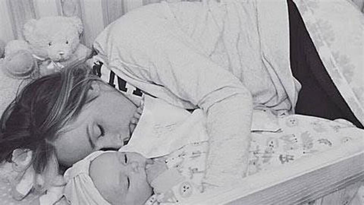 Ο απίστευτα συγκινητικός λόγος που αυτή η μητέρα κοιμήθηκε στην κούνια του μωρού της