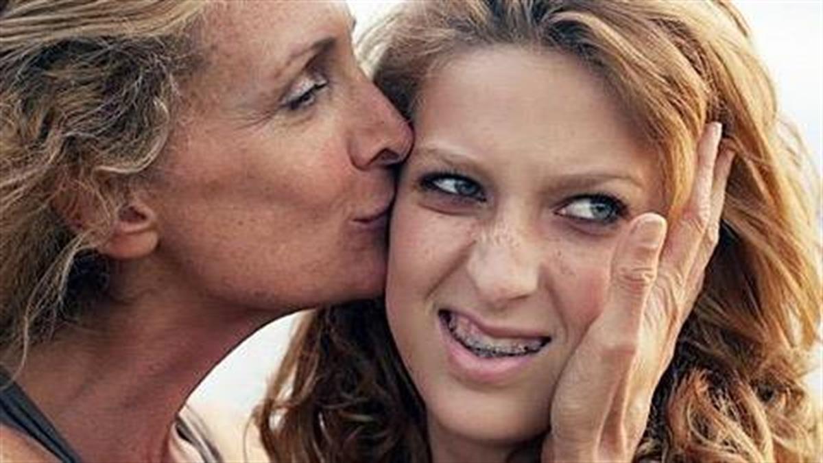 «Μαμά, μην με φιλάς άλλο!»: Πότε γίνεστε καταπιεστική