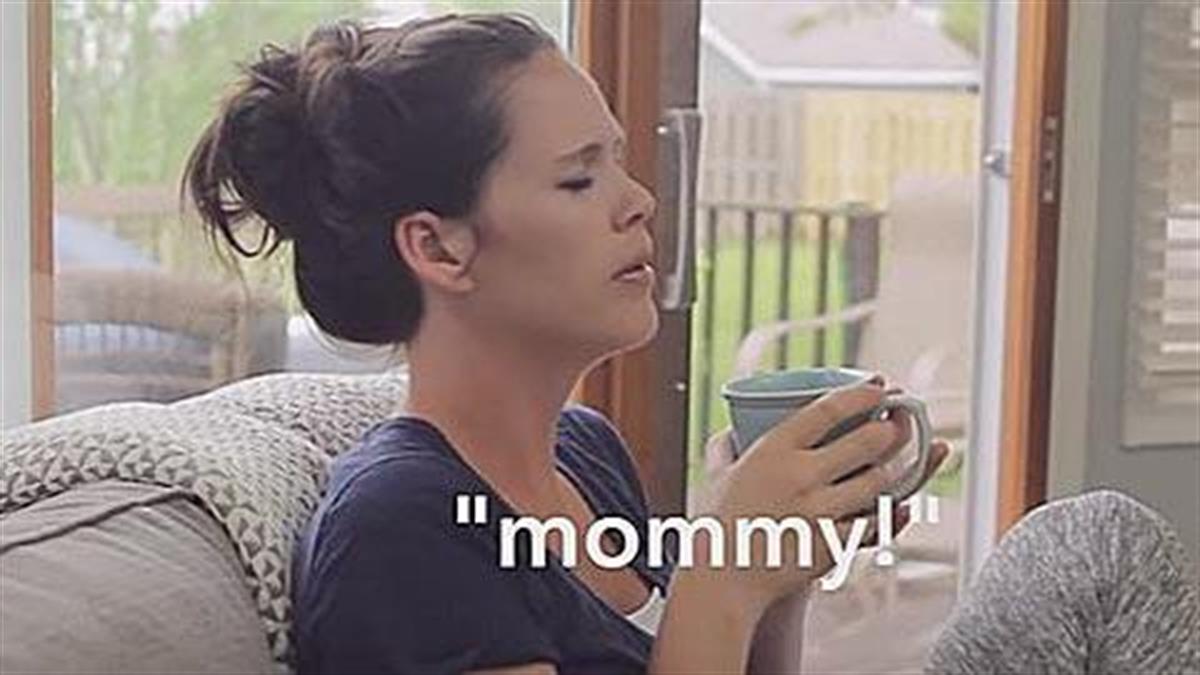 Γιατί οι μαμάδες δεν μπορούν να βρουν ποτέ ησυχία: Δείτε το απολαυστικό βίντεο