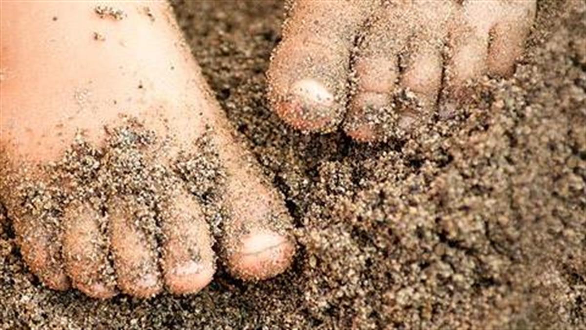 Πώς να καθαρίσετε τα πόδια του παιδιού από την άμμο κι ακόμα 13 tips παραλίας