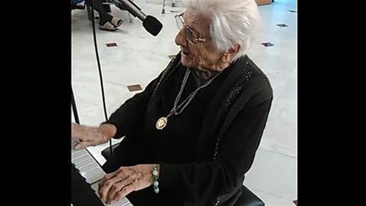 Ελληνίδα γιαγιά 100 ετών παίζει πιάνο και παραδίδει μαθήματα ζωντάνιας!