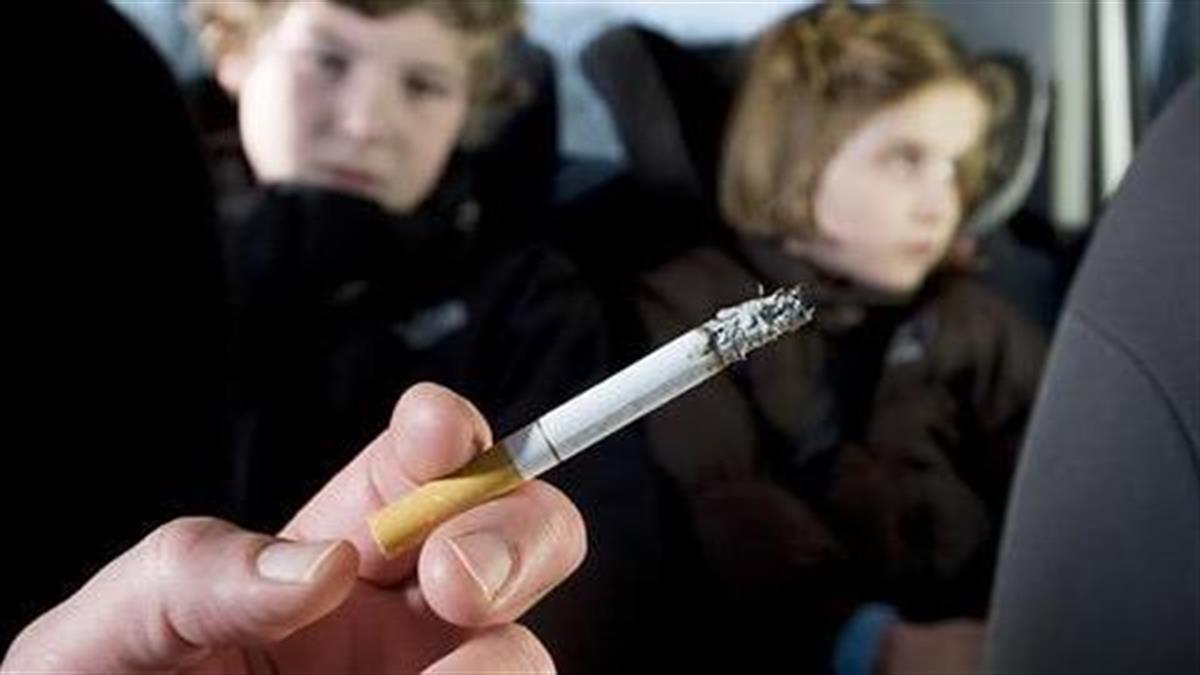 Πώς οι μπαμπάδες που καπνίζουν καταστρέφουν την υγεία των παιδιών τους