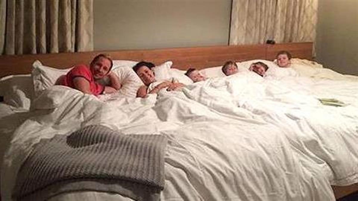Γονείς έφτιαξαν ένα τεράστιο κρεβάτι για να κοιμούνται με τα παιδιά τους