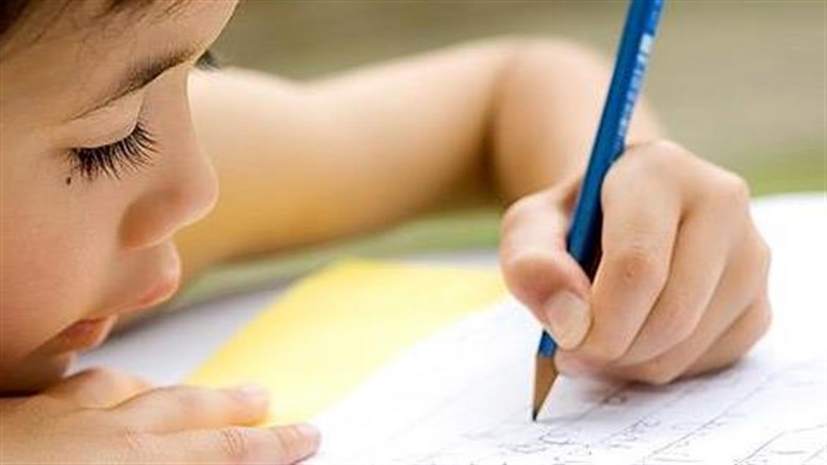 4 έξυπνα κόλπα για να μάθετε στο παιδί να κρατάει σωστά το μολύβι