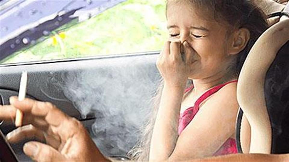Επιτέλους: Τσουχτερά πρόστιμα για όσους καπνίζουν μπροστά στα παιδιά στο αυτοκίνητο