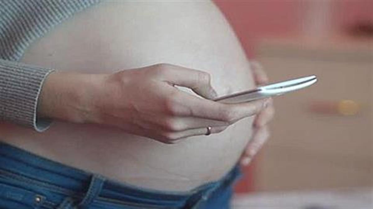 H χρήση του κινητού στην εγκυμοσύνη επηρεάζει τη συμπεριφορά του μωρού