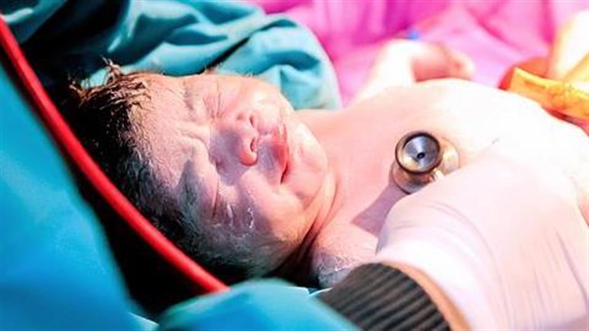 Σοκαριστικό βίντεο: Μωρό βγάζει μόνο του το κεφάλι του σε καισαρική