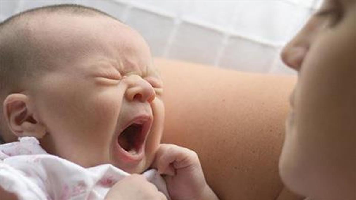 5 κόλπα για να μην κοιμάται το μωρό μόνο στην αγκαλιά σας