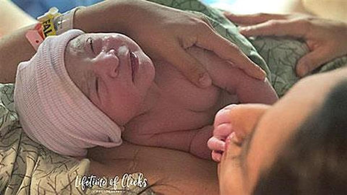 12 μητέρες κρατούν για πρώτη φορά αγκαλιά το νεογέννητο μωρό τους