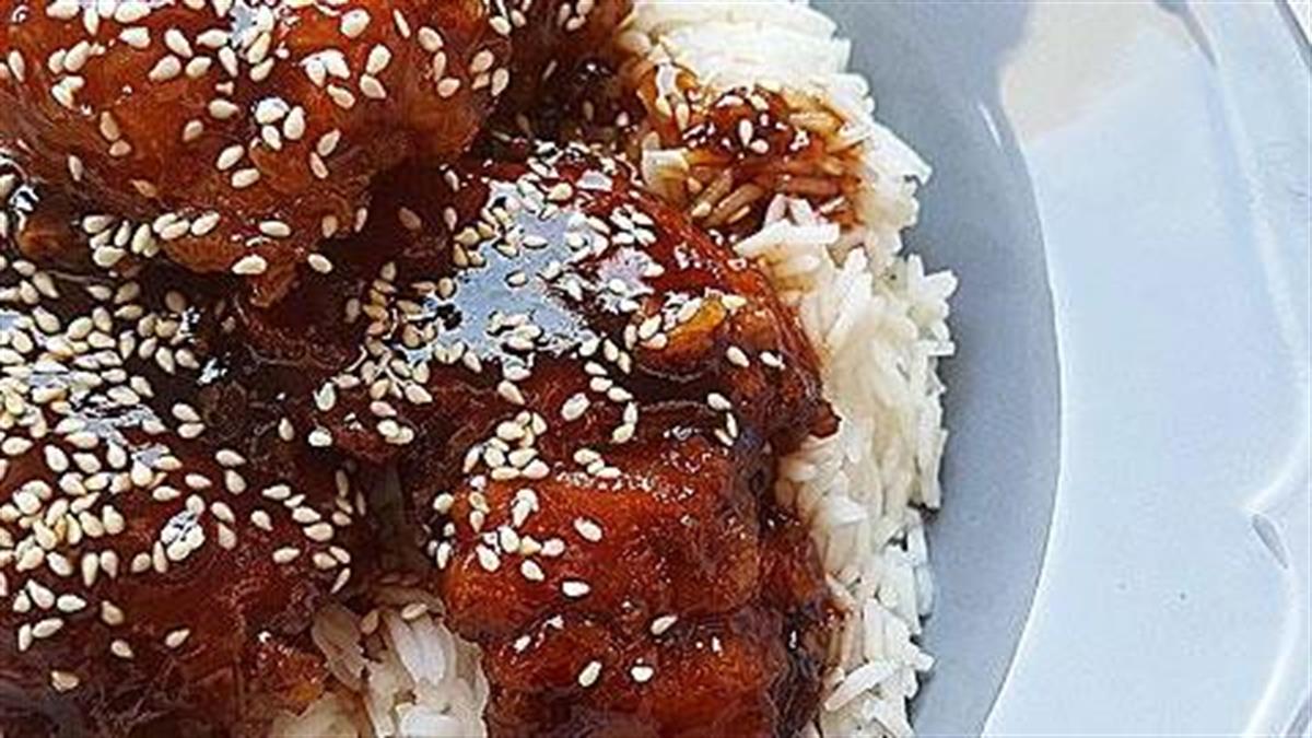 Πώς να φτιάξετε ζουμερό κοτόπουλο με μέλι και σουσάμι