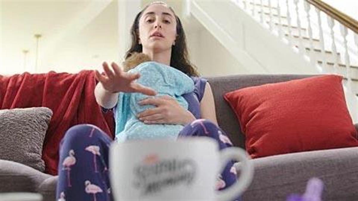 «Κάνε ό,τι χρειαστεί για να μην ξυπνήσει το μωρό»: Μια διαφήμιση βγαλμένη απ’ τη ζωή σας