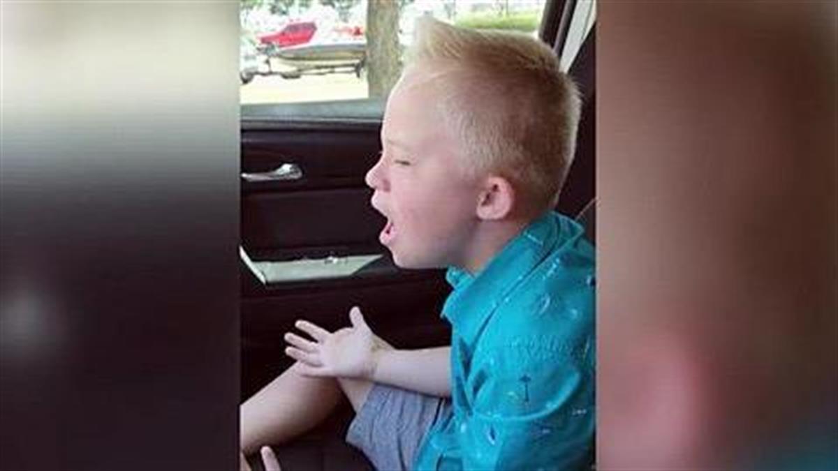 Ένας 9χρονος με σύνδρομο Down τραγουδάει και συγκινεί!