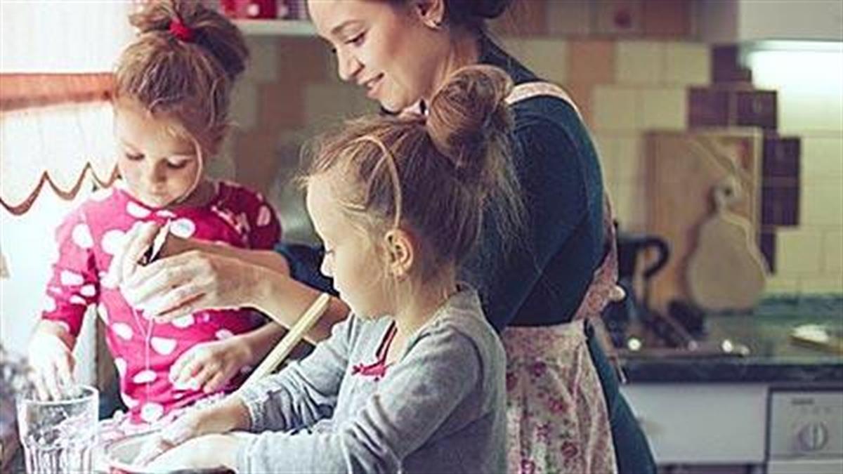 Μικροί και μεγάλοι στην κουζίνα: Γιατί έχει σημασία να μαγειρεύουμε και να τρώμε όλοι μαζί