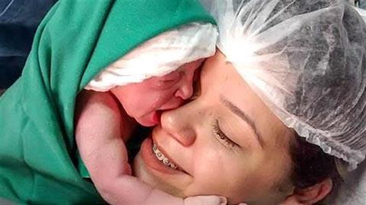 Νεογέννητο αγκαλιάζει τρυφερά τη μαμά του λίγα λεπτά μετά τη γέννησή του!