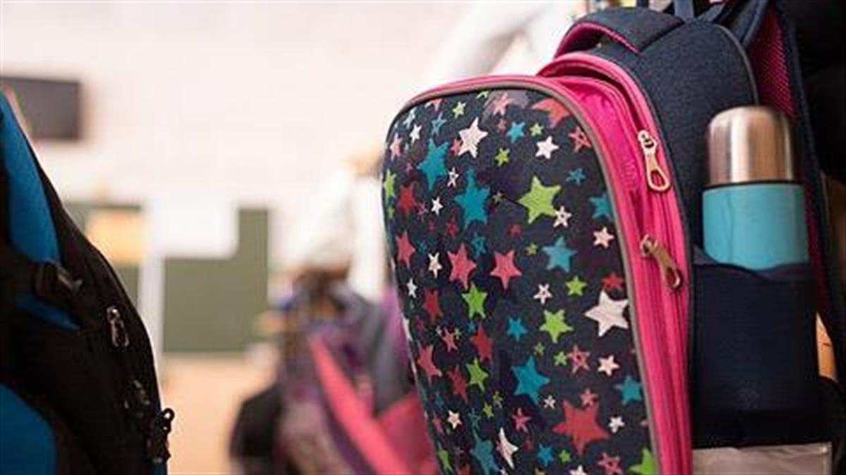 «Η τσάντα στο σχολείο»: Δημοτικό σχολείο στο Ίλιον ξεκουράζει τους μαθητές του απ’ το διάβασμα!