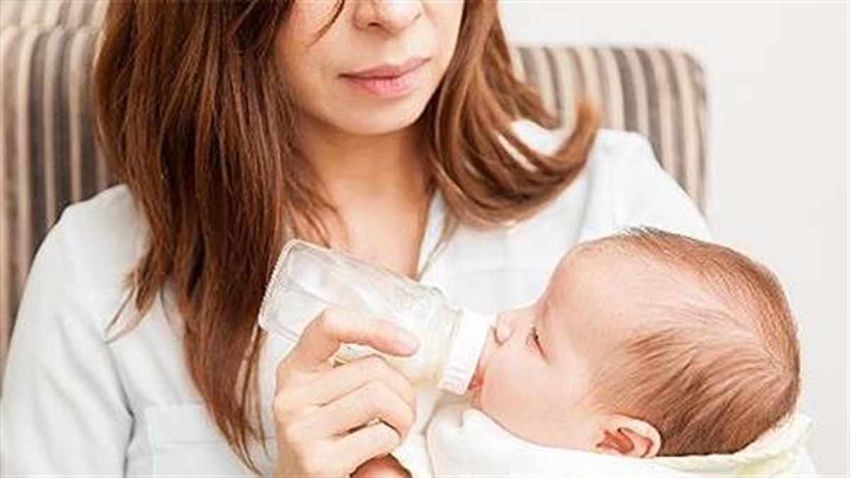 Έχω γεννήσει εδώ κι 8 μήνες κι ο άντρας μου αρνείται να με βοηθήσει σε τίποτε, ούτε με το μωρό ούτε με το σπίτι. Είναι αυτό αιτία χωρισμού;