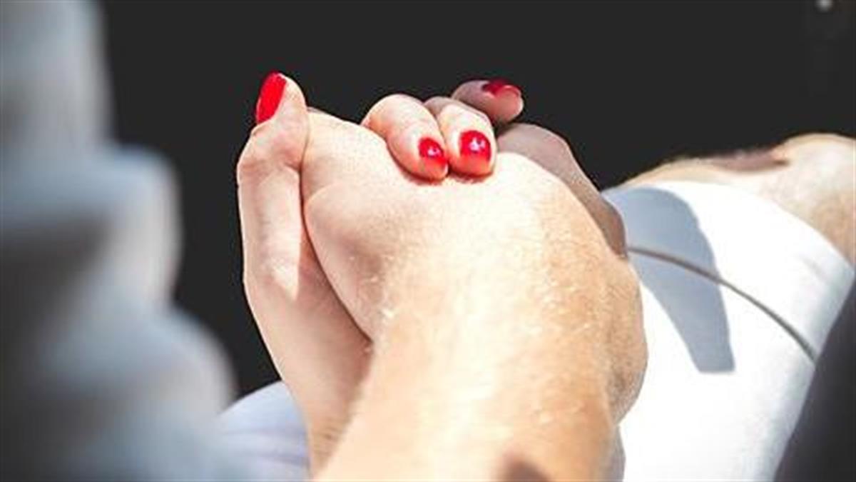 Ο σύντροφός μου είναι 10 χρόνια μικρότερος και όλοι μου λένε ότι η σχέση μας δεν θα κρατήσει. Πρέπει να χωρίσω;