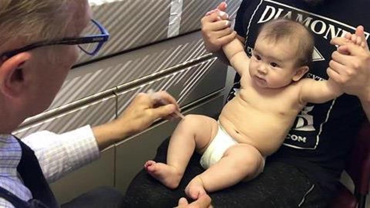 Πώς να μην κλάψει το μωρό στο πρώτο του εμβόλιο: Το απίστευτο κόλπο αυτού του γιατρού